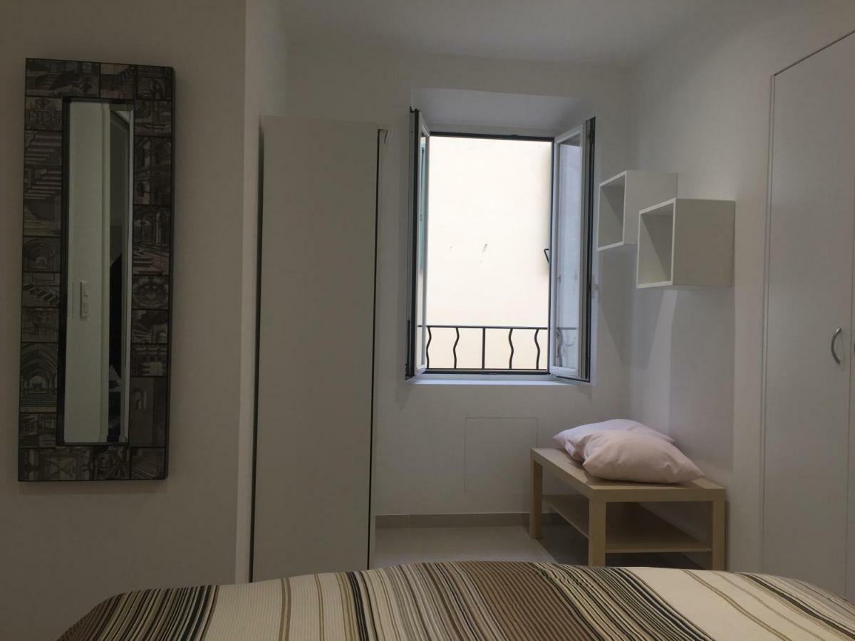 2 Pieces Climatise A Cote De La Rue Palmaro Menton