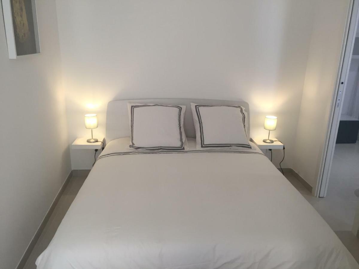 Apartment 2 Pieces Climatise A Cote De La Rue Palmaro *